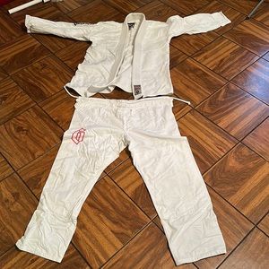 BJJ Gi.    Kids size.   Runs big.    I used to wear it.    I’m 5’2”